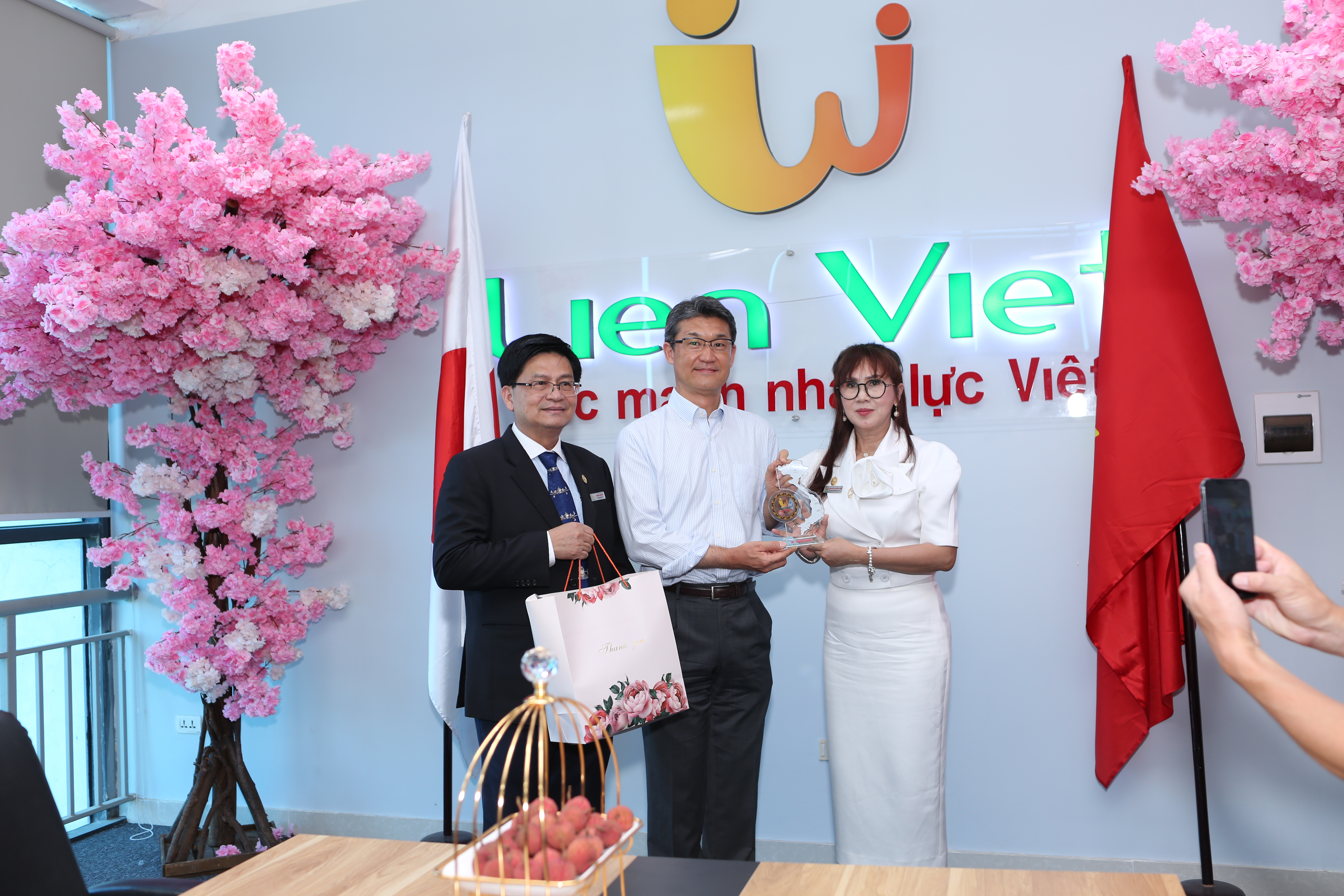 Chủ tịch và các vị lãnh đạo tỉnh Miyazaki cùng đại diện Đại sứ quán Nhật Bản tại Việt Nam đến thăm và làm việc với Công ty cổ phần phát triển Liên Việt và Trường Đại Học Y Tế Công Cộng